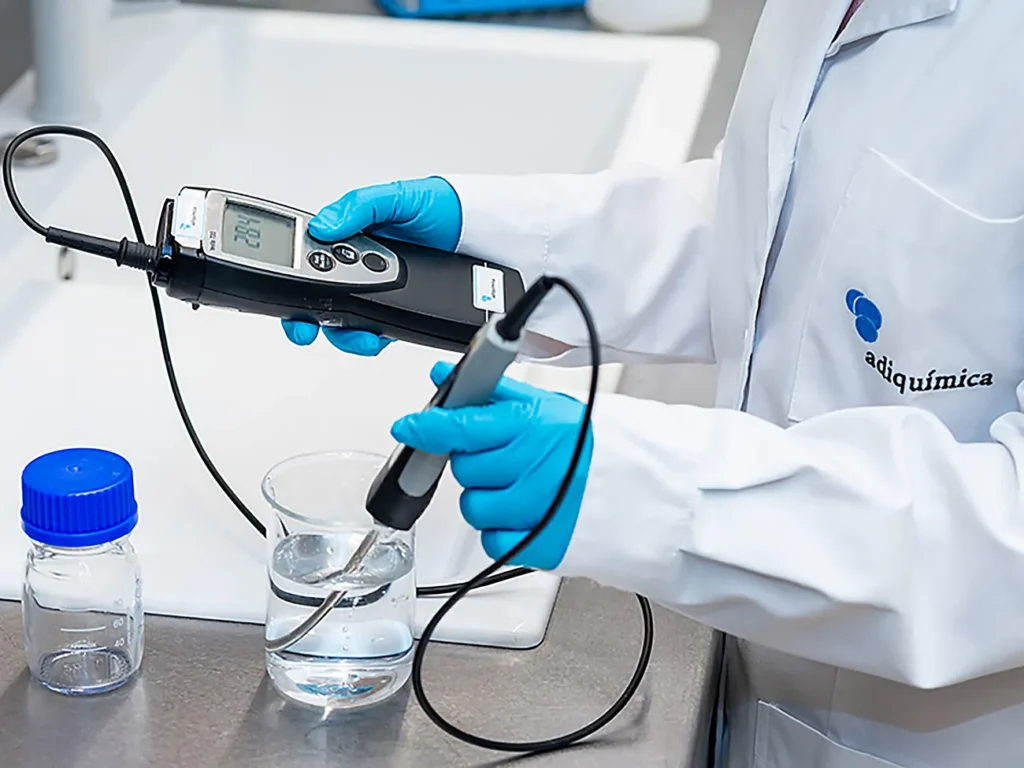 Fotografía análisis agua química Adiquímica medidor pH laboratorio Barcelona