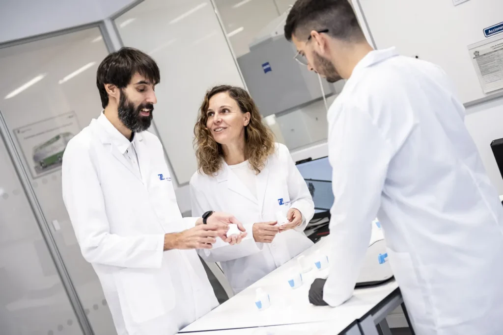 Fotografía equipo laboratorio farmacéutico científicos Barcelona