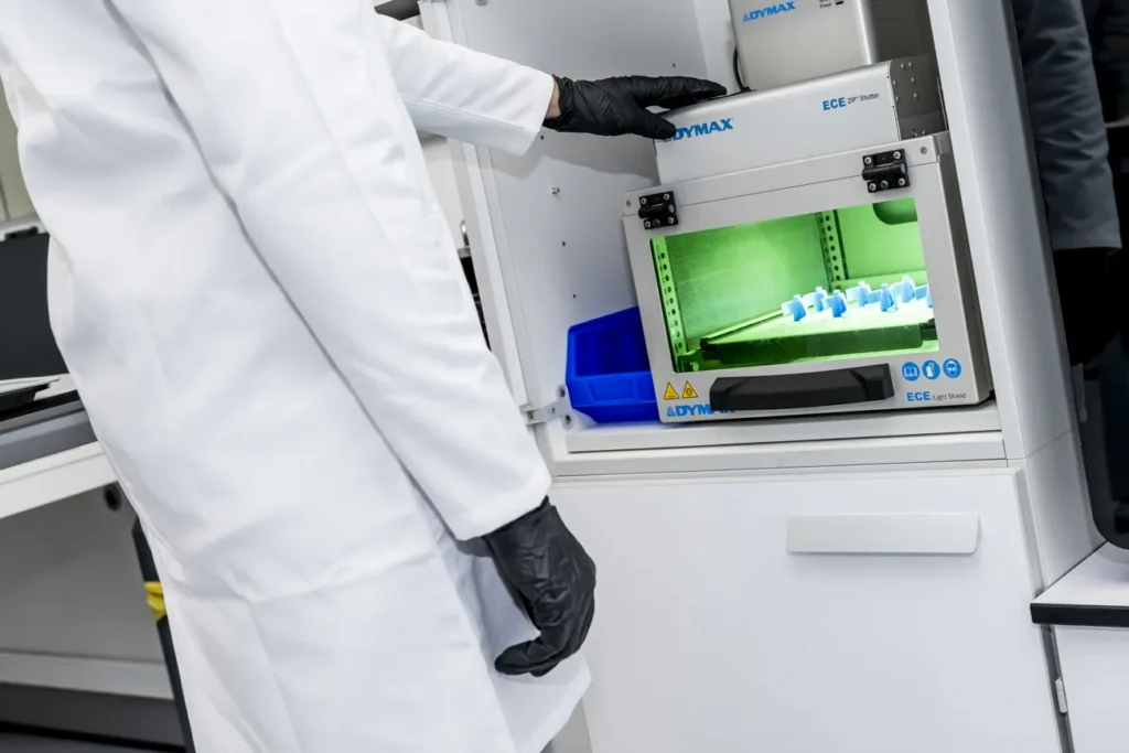 Fotografía industrial laboratorio máquina curado UV Dymax farmacéutico Barcelona