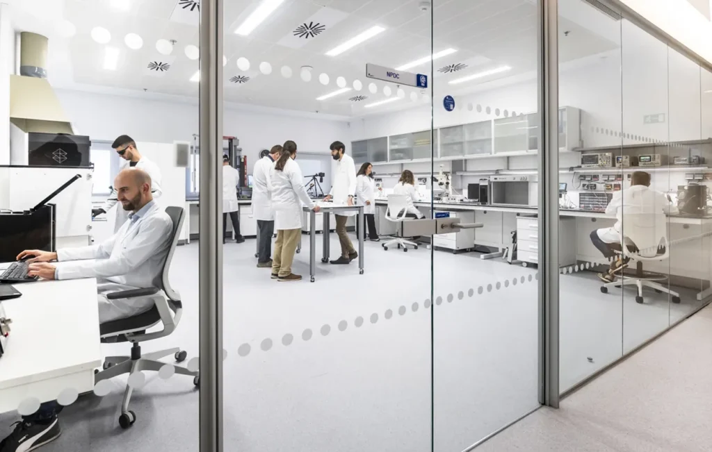 Fotografía laboratorio investigación equipo científico sala cristal Barcelona