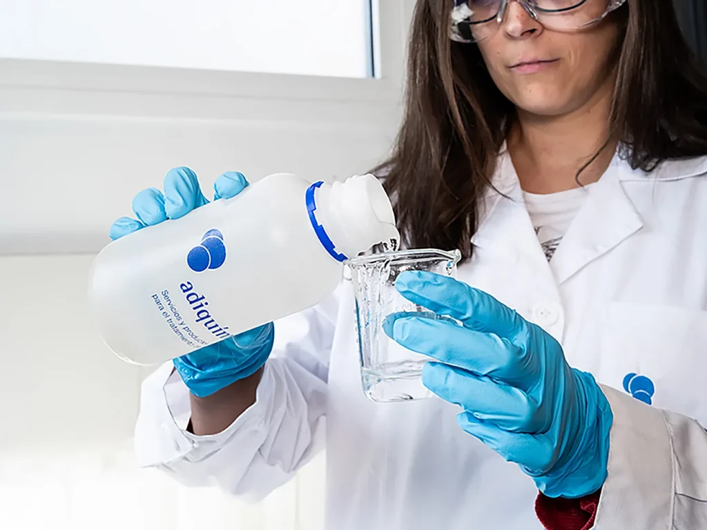 Fotografía química industrial Adiquímica técnico vertiendo reactivo Barcelona