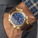 Fotografía de producto de relojes artesanales con modelos en Barcelona: Unity Watches Fotografía de producto: reloj artesanal Unity Watches de latón y esfera azul en muñeca.