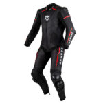 Mono de cuero de moto ARMURE racing negro y rojo, vista frontal — fotografía de producto deportivo Barcelona